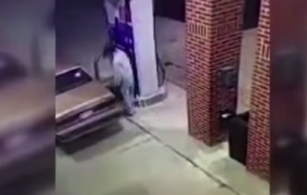 Απίστευτο! Προσπαθεί να σκοτώσει μια αράχνη και βάζει φωτιά σε βενζινάδικο (βίντεο)