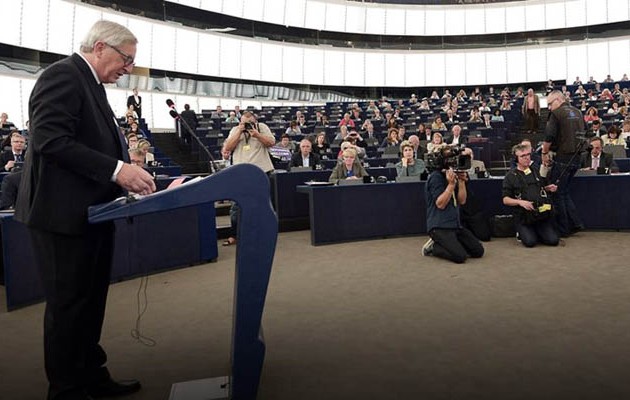 Ευρωβουλευτής με μάσκα της Μέρκελ διακόπτει τον Γιούνκερ (βίντεο)