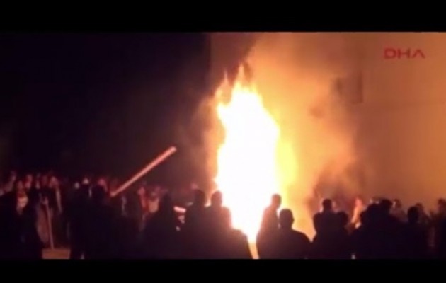 Τούρκοι Γκρίζοι Λύκοι επιτέθηκαν να κάψουν ζωντανούς Κούρδους οικοδόμους (βίντεο)