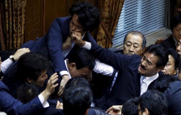 Μπουνιές και κλωτσιές ανάμεσα σε βουλευτές στην Ιαπωνική Βουλή (φωτο)