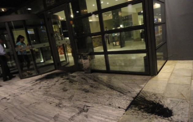 Αντιεξουσιαστές με ρόπαλα έκαναν “ντου” σε εκδήλωση της ΝΔ στον Βόλο (φωτο)