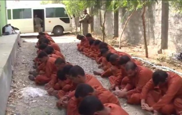 Οι Κούρδοι έπιασαν 57 τζιχαντιστές και τους έβγαλαν αναμνηστική φωτογραφία