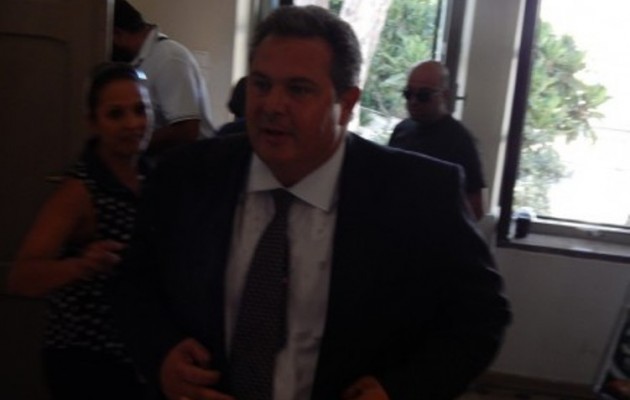 Για ουζάκι στην ψαραγορά του Πειραιά ο Καμμένος