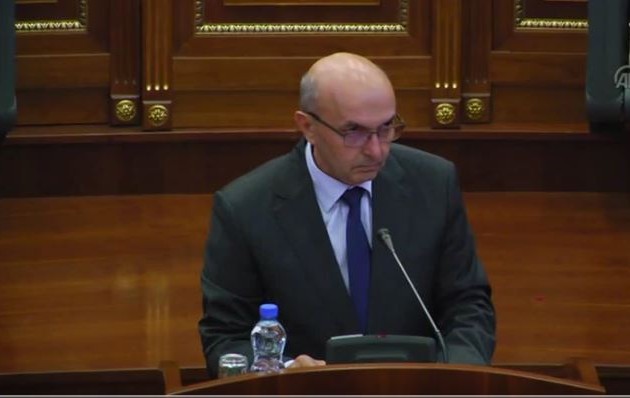 Έκαναν… ομελέτα στο κεφάλι του πρωθυπουργού του Κοσόβου (βίντεο)