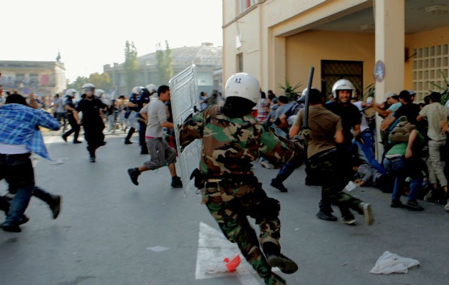 «Εμπόλεμη» ζώνη η Μυτιλήνη – Επεισόδια μεταξύ μεταναστών και αστυνομίας