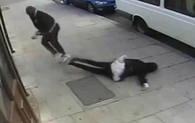 Χτυπούν στο κεφάλι ανήλικη επειδή… φορούσε μαντήλα! (βίντεο)