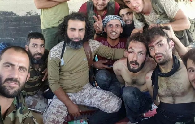 Τζιχαντιστές από το Ισλαμικό Κράτος “τρόπαια” στα χέρια “μετριοπαθών” τζιχαντιστών