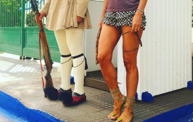 Ελληνίδα ηθοποιός με τα μπουτάκια έξω “βάρεσε” προσοχή στον Τσολιά!