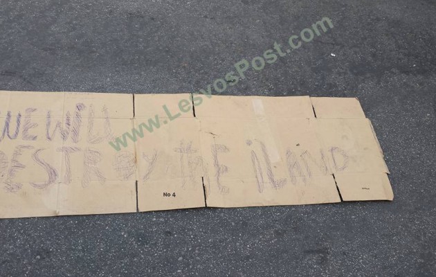 ΠΛΑΚΑΤ που σοκάρει με λόγια μίσους για τη Λέσβο από τους μετανάστες