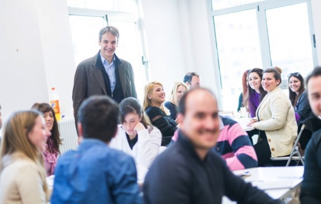 Ο Κυριάκος Μητσοτάκης LIVE απαντά σε ερωτήσεις στο Facebook