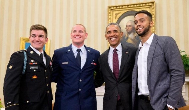 Ο Έλληνας και οι φίλοι του που έπιασαν τον τζιχαντιστή στο τρένο με τον Ομπάμα