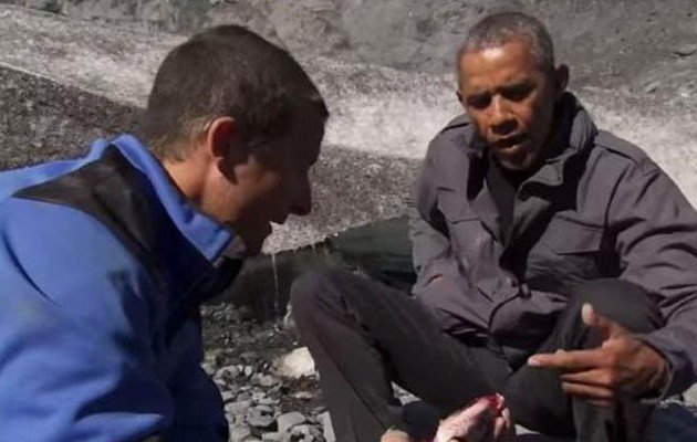 Ο Ομπάμα τρώει τα αποφάγια μιας αρκούδας στην Αλάσκα (βίντεο)
