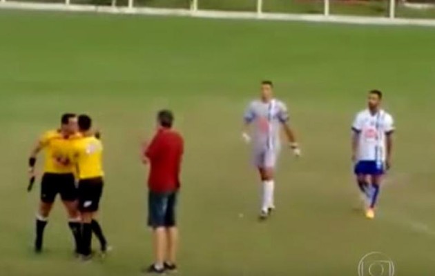 Διαιτητής τράβηξε όπλο σε ποδοσφαιρικό αγώνα (βίντεο)