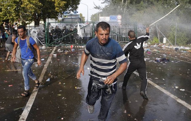 Επεισόδια μεταξύ μεταναστών και αστυνομίας στα σύνορα Σερβίας – Ουγγαρίας  (φωτο)