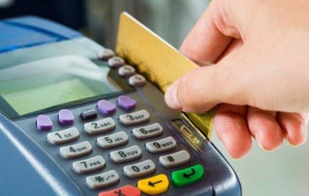 Μπόνους σε όσους χρησιμοποιούν πιστωτικές ή χρεωστικές κάρτες – Τέλος στις αποδείξεις