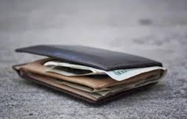 Μαθητής βρήκε σε τουαλέτα 10.000 ευρώ και τα επέστρεψε