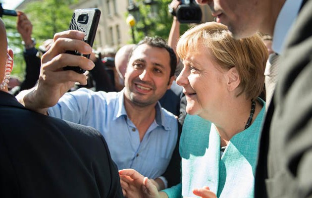 Τώρα και selfies με πρόσφυγες η Μέρκελ (φωτογραφίες)