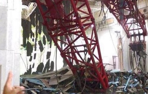 Γερανός έπεσε σε τζαμί την ώρα της προσευχής – Δεκάδες νεκροί