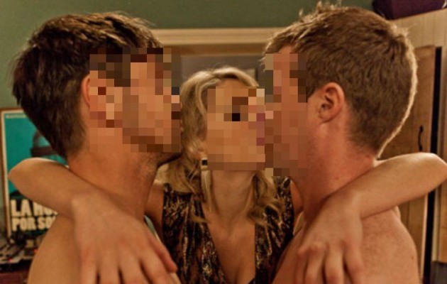 Ελληνίδα παρουσιάστρια ανησυχεί για ροζ βίντεο με την ίδια σε… αχαλίνωτο “τρίο”!