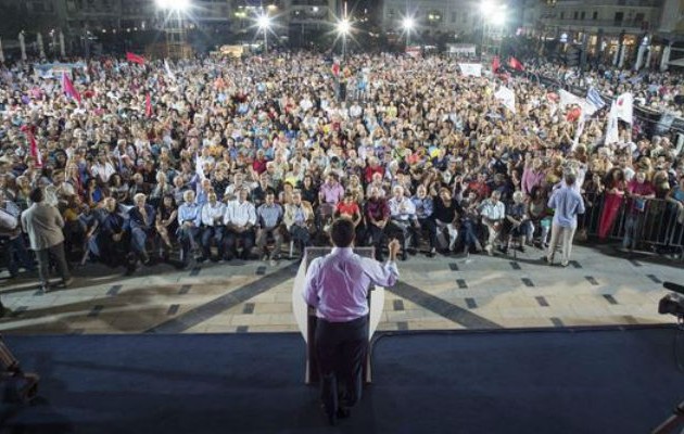 Ξορκίζει την αποχή και «τσιγκλάει» τους νέους ο Τσίπρας