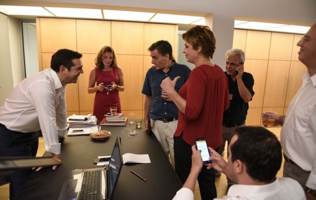 Περιμένοντας τη νίκη πίσω από τις κλειστές πόρτες του Τσίπρα (φωτογραφίες)