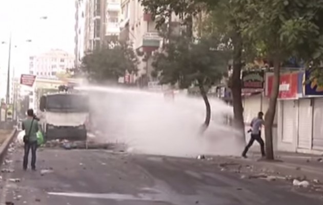 Οι Τούρκοι επέβαλλαν απαγόρευση κυκλοφορίας σε Τσίζρε, Ντιγιάρμπακιρ και Σιλβάν