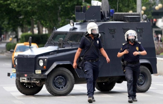 ΣΟΚ! 7.850 αστυνομικούς απέλυσε το βράδυ ο Ερντογάν – Τους πήρε τα όπλα