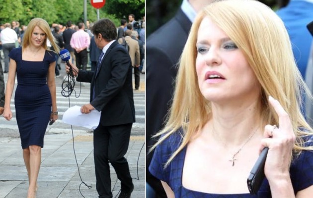 Η Τζάκρη ξανάνιωσε θεά και έκανε “γκραντέ” ορκωμοσία με στενό φόρεμα!