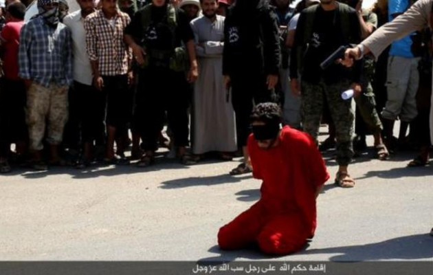 Το Ισλαμικό Κράτος εκτέλεσε με μια σφαίρα στο κεφάλι έναν “βλάσφημο” (φωτο)
