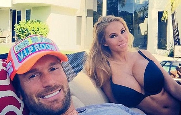 Ζευγάρι έτοιμο για όλα προσκαλεί σε ατελείωτο ξεφάντωμα στην βίλα του (φωτο)