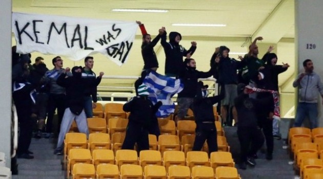 Μαχαιρώματα και πανό κατά του Κεμάλ στον αγώνα Παναθηναϊκού – Καρσίγιακα