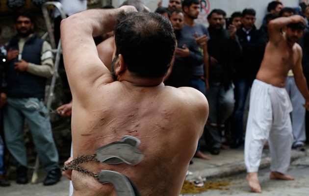 Σιίτες μουσουλμάνοι αυτομαστιγώνονται στον Πειραιά (φωτογραφίες)