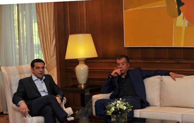 Σήκωσε το γάντι η κυβέρνηση με σκληρή επίθεση στον Θεοδωράκη περί διαπλοκής