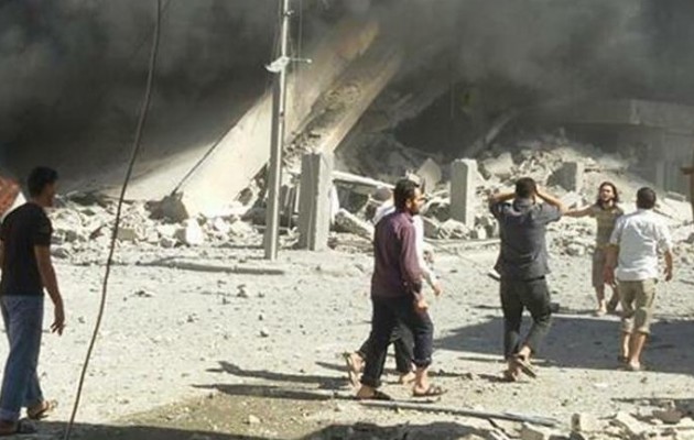 21 άμαχοι νεκροί από αεροπορική επιδρομή σε πόλη της Συρίας που ελέγχουν οι ισλαμιστές