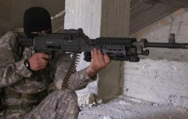 Τζιχαντιστής της Αλ Κάιντα στη Συρία ποζάρει με το αμερικανικό όπλο του