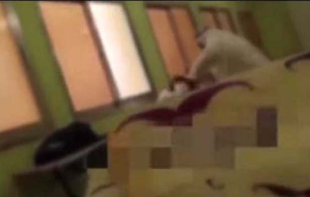 Δάσκαλος εκτός ελέγχου χτυπά με βιαιότητα μαθητή (βίντεο)