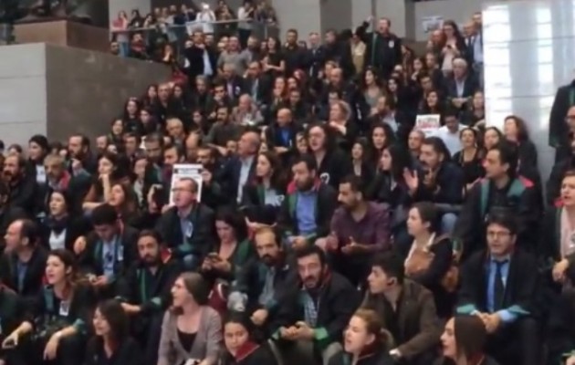 “Δολοφόνε Ερντογάν” φώναξαν δεκάδες δικηγόροι στην Κωνσταντινούπολη (βίντεο)