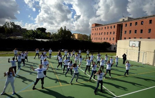 Ιταλίδες κρατούμενες χορεύουν για τα μάτια του Πάπα (βίντεο)