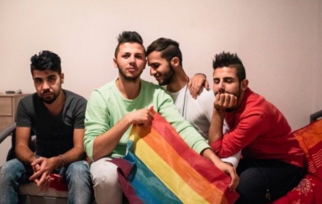 “Άντρακλες” πρόσφυγες κακοποιούν ομοφυλόφιλους πρόσφυγες