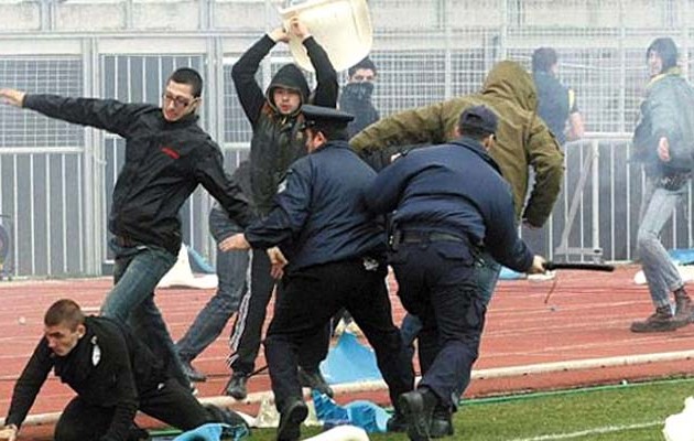 Oπαδός δέχτηκε χτύπημα με τσεκούρι στο κεφάλι! (φωτο)