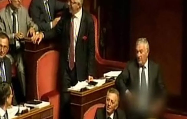 Γερουσιαστής έδειξε με τα χέρια του τα γεννητικά όργανα σε γυναίκα βουλευτή!