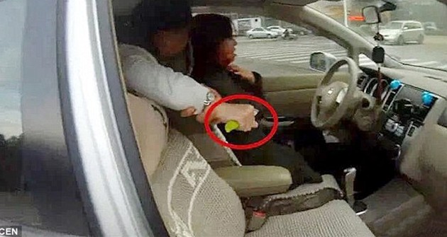 ΒΙΝΤΕΟ ΣΟΚ! Γυναίκα στο πίσω κάθισμα κόβει τον λαιμό της οδηγού (βίντεο)