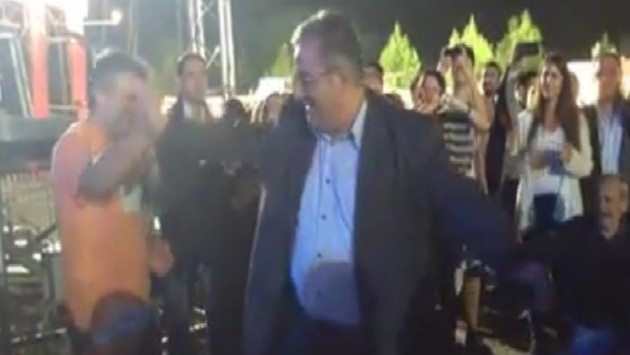 Δείτε το λεβέντικο ζεϊμπέκικο του Κουτσούμπα (βίντεο)