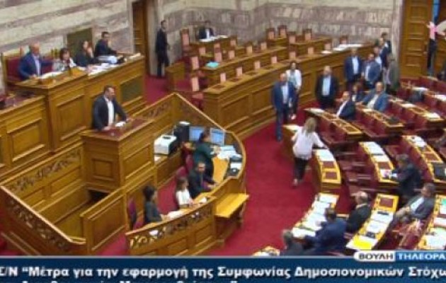 Μπουρλότο στη Βουλή – Άγριο επεισόδιο Λαγού με βουλευτές του ΚΚΕ (βίντεο)