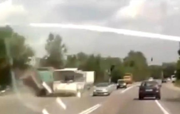 Συγκλονιστικό βίντεο: Έτσι συγκρούστηκε λεωφορείο με φορτηγό με 42 νεκρούς