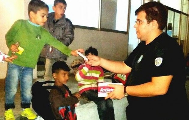 Λιμενικός στην Κάλυμνο μοίρασε σοκολάτες στα προσφυγόπουλα