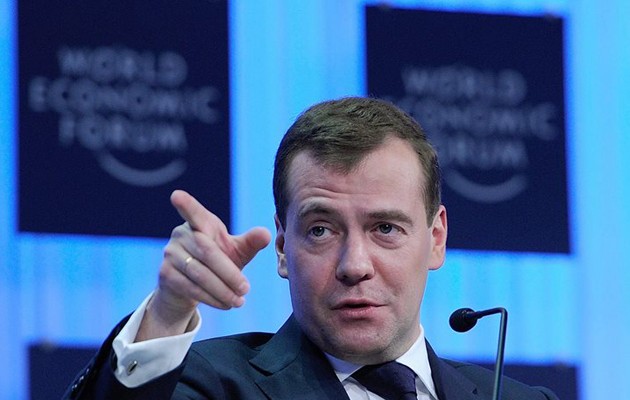 Μεντβέντεφ: Βρείτε λύση για τη βιωσιμότητα του ελληνικού χρέους