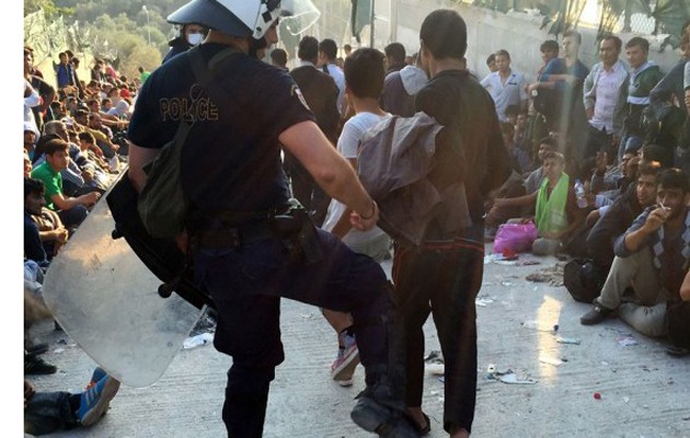 Αστυνομικός κλωτσά μετανάστη στη Μυτιλήνη (φωτο)