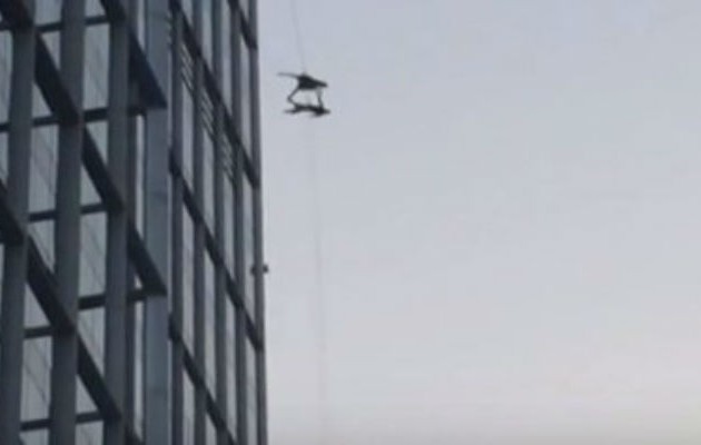 Κόβει την ανάσα! Χορεύουν έξω από τα παράθυρα ενός ουρανοξύστη! (βίντεο)