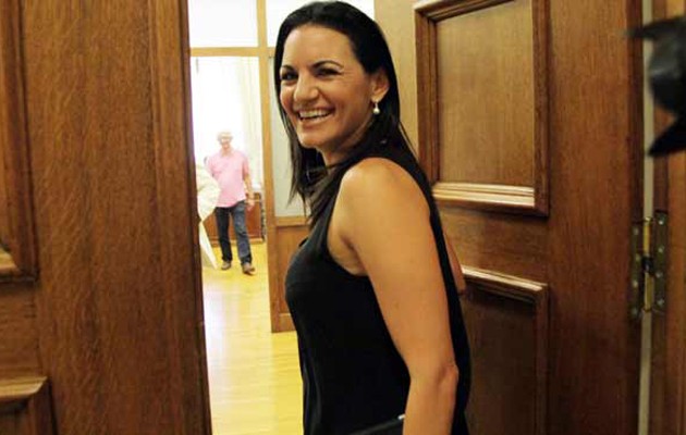 «Κόλαση» η Όλγα στη Βουλή με φόρεμα που… διαγράφει (φωτο)